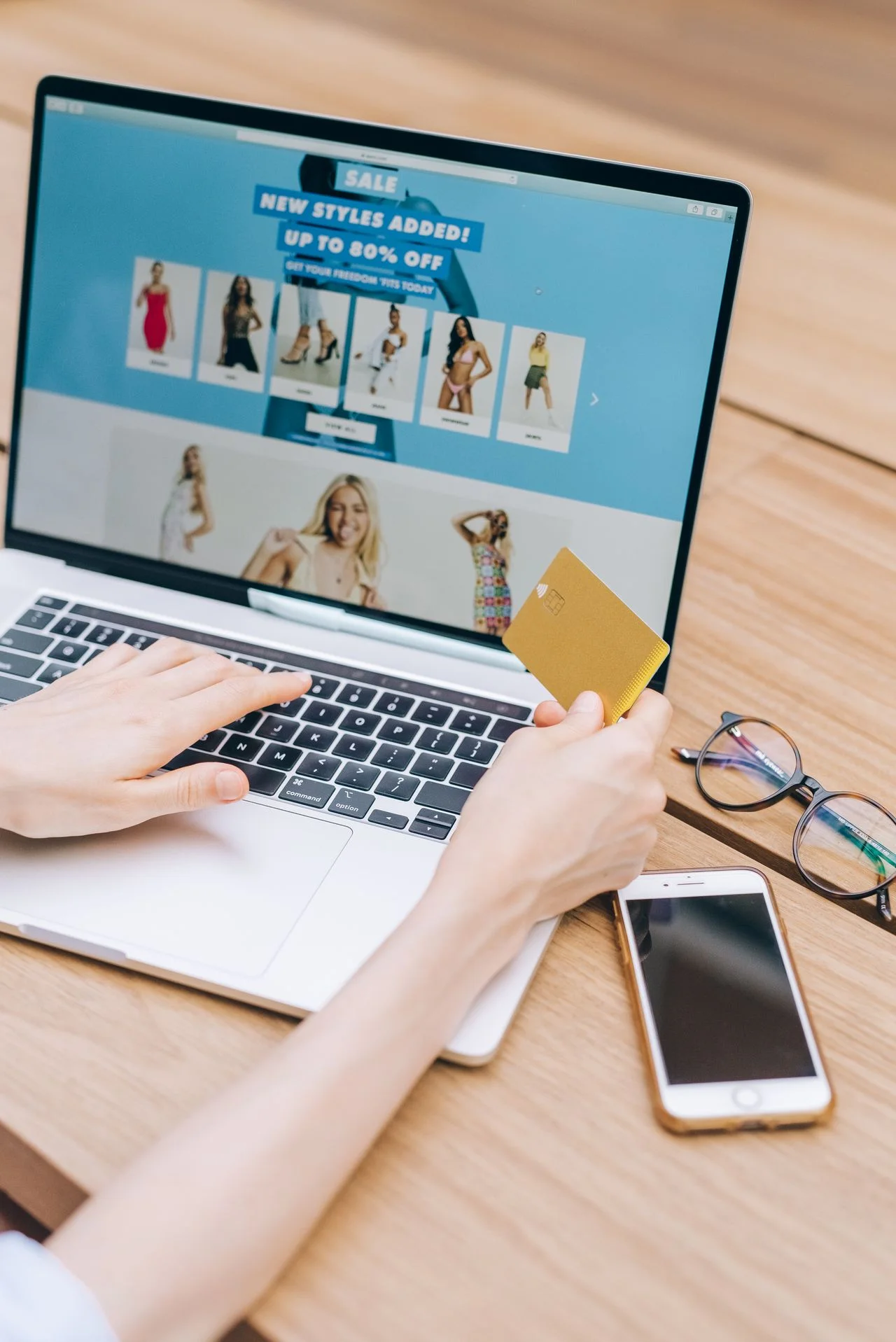 laptop-aperto-con-store-ecommerce-e-mano-con-carta-di-credito